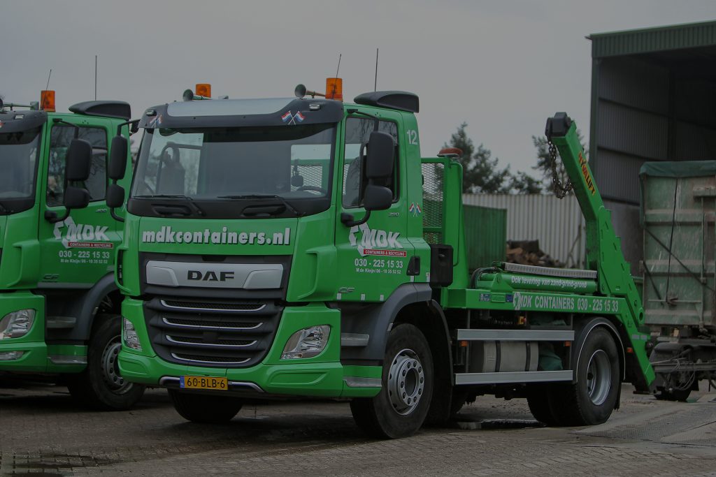 Een vrachtwagen van MDK Containers